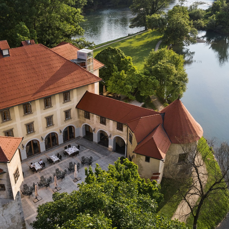 Hotel Grad Otocec obzidje terasa